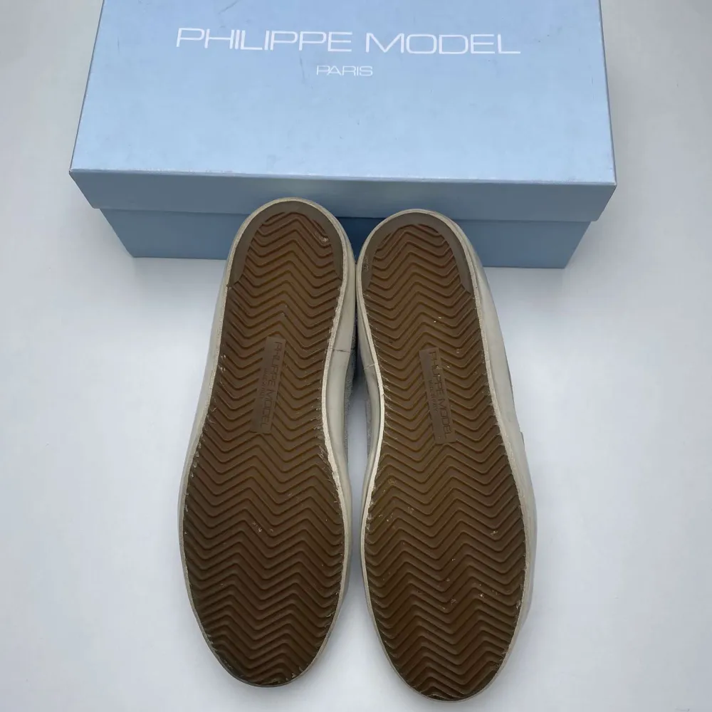 Säljer nu dessa riktigt fräscha phillipe model skorna i färgen beige, skicket på skorna är 8/10 och storleken 42. Box medföljer vid köp. Vid frågor och funderingar är det bara att höra av sig. Mvh Regal. Skor.