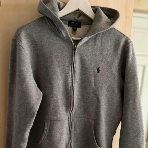 Ralph lauren zip hoodie  - En Ralph lauren zip hoodie  Storlek 18 (163 - 168 cm) Nypris 1095