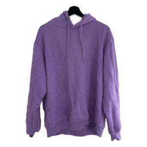 Säljer en cool lila hoodie i samma modell som den grå. Har använts ett fåtal gånger och storleken är M. Tveka inte att skicka iväg ett DM eller kommentar om ni har några frågor!  Nypris 249:-