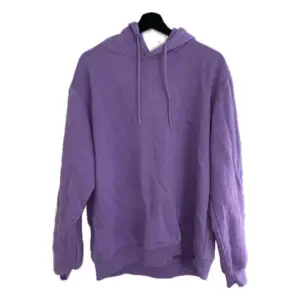 Säljer en cool lila hoodie i samma modell som den grå. Har använts ett fåtal gånger och storleken är M. Tveka inte att skicka iväg ett DM eller kommentar om ni har några frågor!  Nypris 249:-