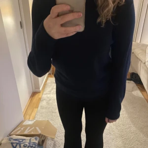 Kashmirtröja ARKET - Superfin mörkblå kashmirtröja från Arket. Sparsamt använd men har ett litet minihål på magen, därav priset.🤍 Nypris 2000 kr, mitt pris är exklusive frakt💕