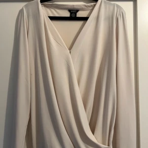 Omlott tröja  - En liten fläck, inte testat att ta bort 