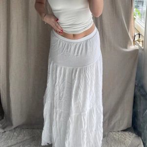 Vit långkjol - Suuperfin vit långkjol ❤️ finns en svart fläck längst ner på kjolen som syns längst ner i vänster på första bilden, annars fint skick!