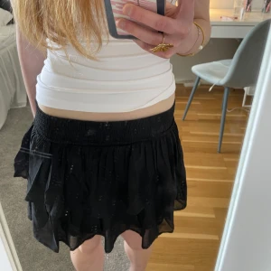 Minikjol - Svart minikjol från Kappahl barnavdelningen men passar som xs