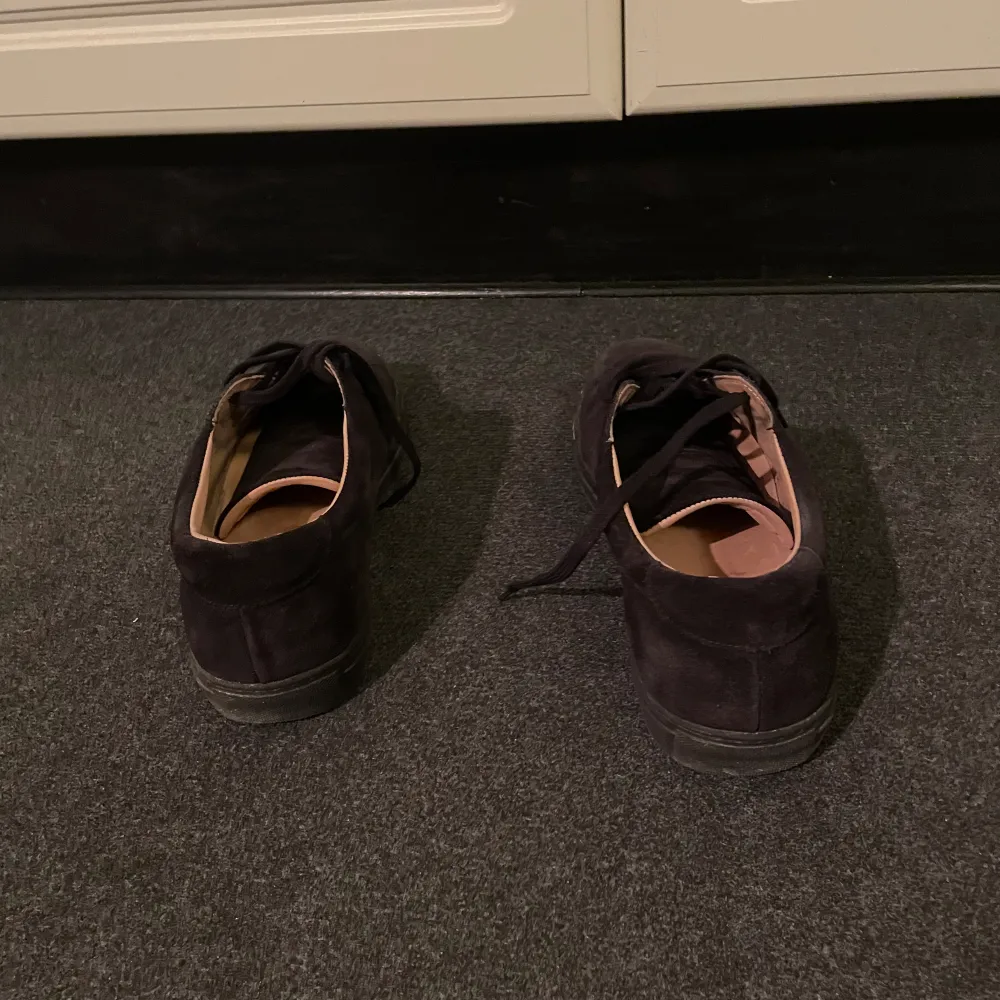Säljer dessa otroligt snygga mockaskor från Myrqvist av modellen Oaxen Monochrome i svart. Dessa skor är storlek 46 och nypriset ligger på 1899 kr. Skicket är typ 7,5/10. Tveka inte på att ställa frågor eller be om bilder vid eventuella frågetecken!. Skor.
