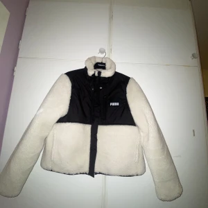 Fluffig Puma jacka - Säljer min jacka som jag fick i present men som inte kommit till användning. Har använt den Max 3 ggr. Den är från Puma, har hittat liknande för runt 1000 kr. Storlek M, men funkar för S också.