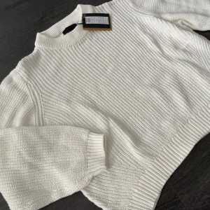 NY stickad kofta - Helt ny, lappen kvar. Storlek XL.  Nypris 380:-