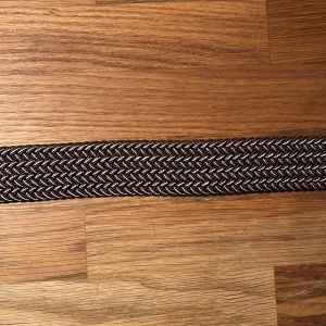 Flätat bälte  - Säljer det här nya och oanvända flätade bältet. Hela bältet bortsett från metallbiten är ca 100 cm långt, men kan stretchas ut till en större storlek. Pris: 59 kr
