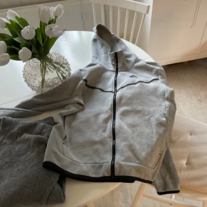 Nike tech  - Den är i bra skick köpte den begagnad av gurkis bevis kan fås 500kr.
