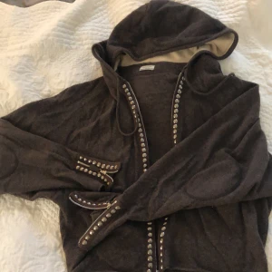 Kofta från hunkydory - As snygg kofta, säljer den pga att jag it använder den längre. Dragkedjan är sönder men frf as snygg på. Passar Xs/S/M beroende på hur man vill att den ska sitta. Pris kan diskuteras!