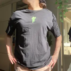 Svart billie eilish t-shirt med grön blohsh! Superbra skick bortsett från att trycket är lite ”sprucket”.