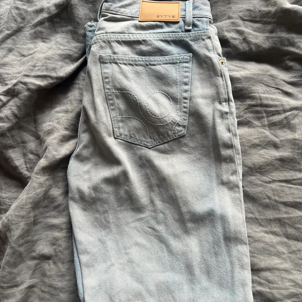 Ljusblå Eytys benz jeans, oanvända! Supersnygga, Nypris 2500  W30 L34 Pris kan diskuteras vid snabb affär. Jeans & Byxor.