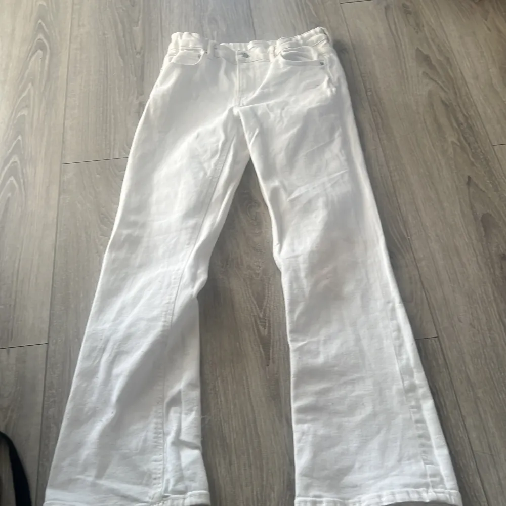 Ett par vita jeans som kommer från Gina med fickor där bak.. Jeans & Byxor.