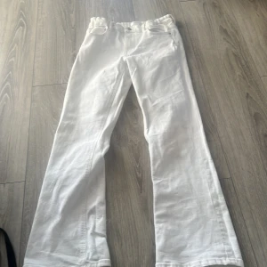 Vita bootcut jeans  - Ett par vita jeans som kommer från Gina med fickor där bak.