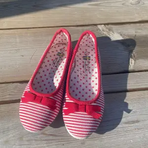 Säljer dessa fina rödvita skor för 100kr. Har aldrig använts. Barnstorlek 31