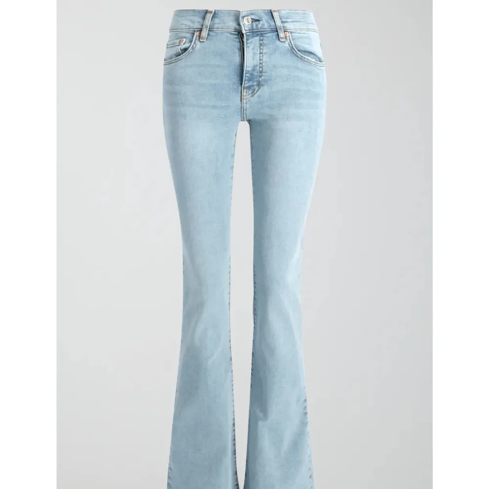 Jättefina ljusblå lågmidjade Jeans, säljer pga får ingen användning för de längre!💕köpta för 499kr men säljer för 200kr!. Jeans & Byxor.