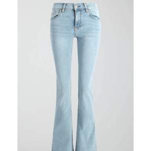 Jättefina ljusblå lågmidjade Jeans, säljer pga får ingen användning för de längre!💕köpta för 499kr men säljer för 200kr!