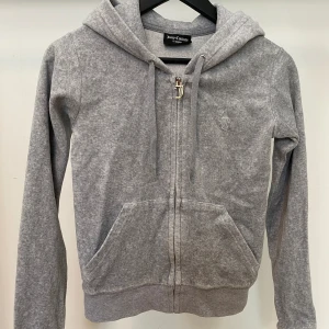 Juicy Couture  - Tröjan är i storlek XS och använt ett fåtal gånger. Då den inte passar längre tänker jag att den kan komma till nytta hos någon annan 🤍Står inte för frakten 