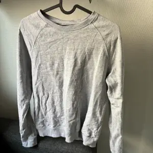 Grå sweatshirt från lager 157. Använd fåtal gånger. Säljer för 60 kr.