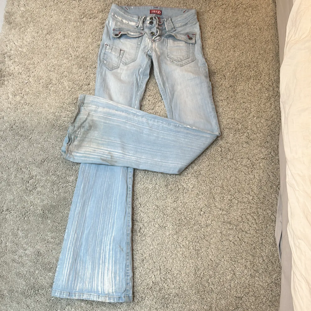 Säljer dessa lågmidjade jeans från märket Dalton/dtn. De har snygga detaljer såsom coola fickor och streck på benen. Jag skulle säga att storleken är XS, de är långa i benen (jag är 1,68) men stretchiga. Kom privat för bättre bilder/frågor💓. Jeans & Byxor.