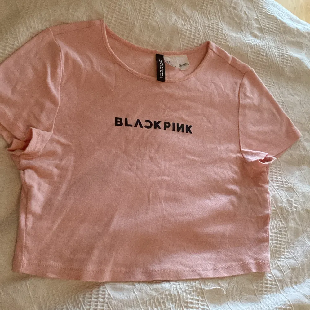 Fin black pink t-shirt från h&m Diveded.. T-shirts.