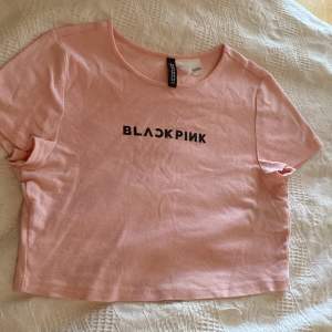 Fin black pink t-shirt från h&m Diveded.