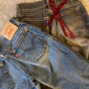 Blå jeans från Levis (De grå är sålda) W30 L32, de är dock insydda i midjan och lår, vilket inte syns. (Kontakta mig för fler bilder och mått!)💓💓