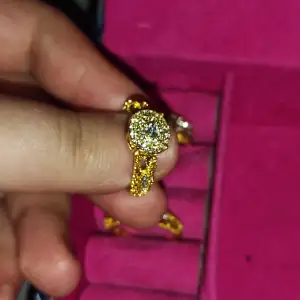 Säljer dessa guldpläterad ringar! Köpte för någon månad sen men aldrig använt. De är väldigt fina och unika! 😘 Kontakta om du har några frågor ❤️