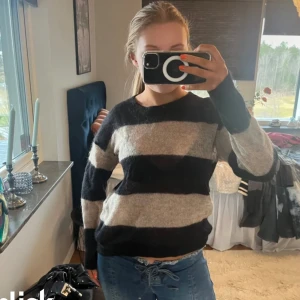 Tröja - Supersnygg tröja från other stories!💗Första 2 bilderna är en liknande tröja!