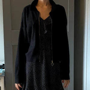 Svart jacka  - Säljer denna vårjacka/ kofta från mango. Den är i storlek L och säljs för 200kr