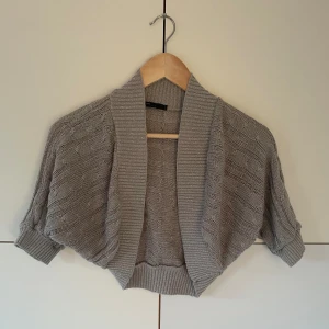 Bolero - Jättefin grå glittrig bolero. Bra skick (inga spår av användning)🩶