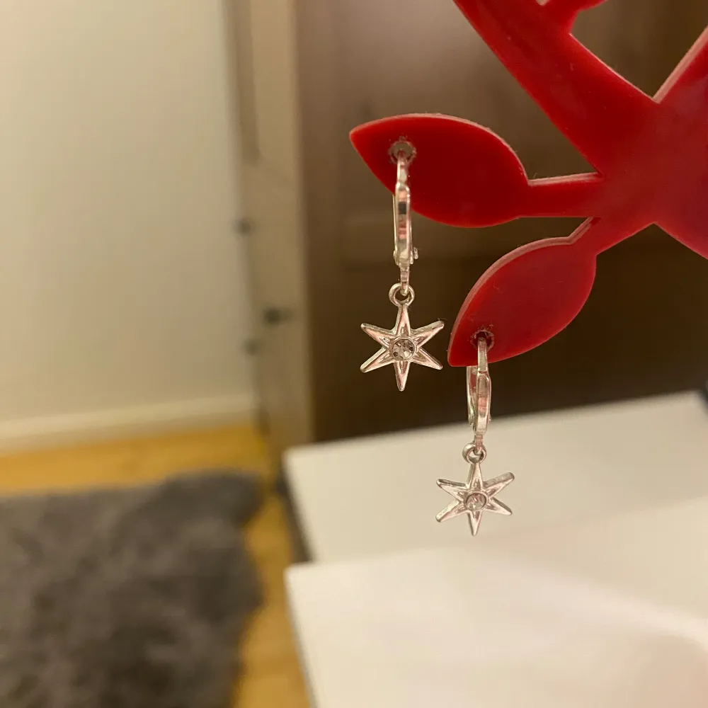 Fina stjärn örhängen i silver från Kappahl💗💗har nästan aldrrig kommit till användning. Bara att skriva vid funderingar💗💗💗. Accessoarer.