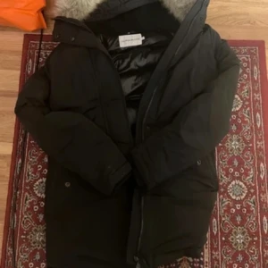calvin klein jacka - calvin klein jacka. Jätte bra skick, säljer för att den inte kommer till användning.