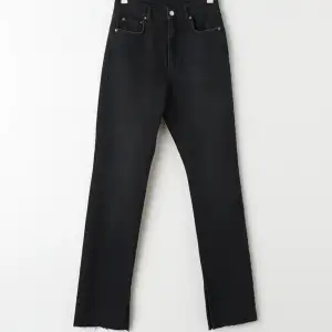 Hej! Säljer nu dessa svarta high waist slit jeans från Ginatricot. Aldrig använt och prislapp sitter kvar! Köpta för 499kr. Säljer dessa pga dem är för långa för mig.  Skriv om det är något ni funderar över! Pris går att diskutera!