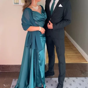 Lyxig balklänning (BUD!) - Säljer min superfina balklänning! Använt en gång och är i väldigt nytt och fint skick! Super vacker och elegant klänning! Lägg bud! Startpris 2500kr!