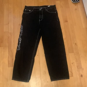 Junkyard baggy pants - Baggy svarta byxor från junkyard Storlek M  Text på sidan av byxan  Skick: 10/010 - har använt en del men sen fortfarande jättebra ut 
