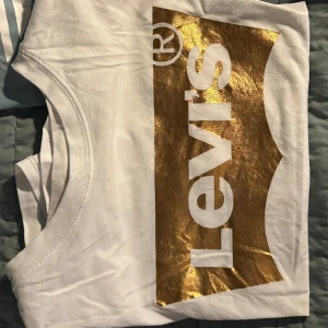 T-shirts - Felfri, använd ca 2ggr,säljs för 50kr. Allt är billigt då jag flyttstädar, kan fixa paketpris🥰