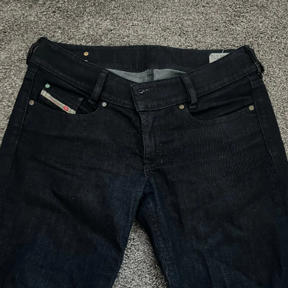 Lågmidjade mörkblåa diesel jeans (nästan svarta)  Innebenslängden 78/ ytterbenslängd 100/ midjemått 40 . Jeans & Byxor.