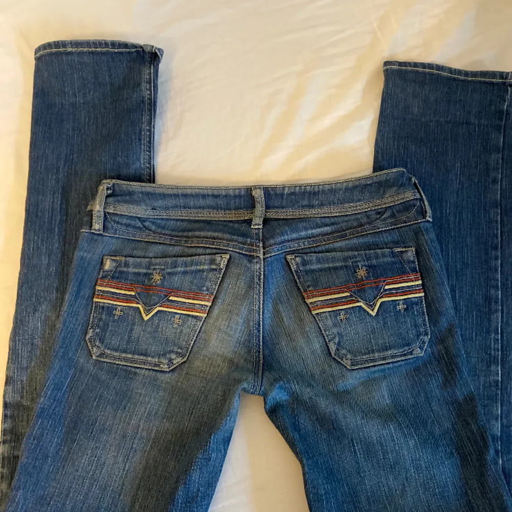 Assnygga jeans från disel men detaljer. Helt i nyskick. De helt perfekta low waist jeansen, men de är tyvärr för små för mig.  Innerben 79 Midja 36 Köpta nya för 999kr . Jeans & Byxor.