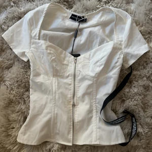 topp  - super snygg korsett topp från prettylittlething med prislapp kvar! 