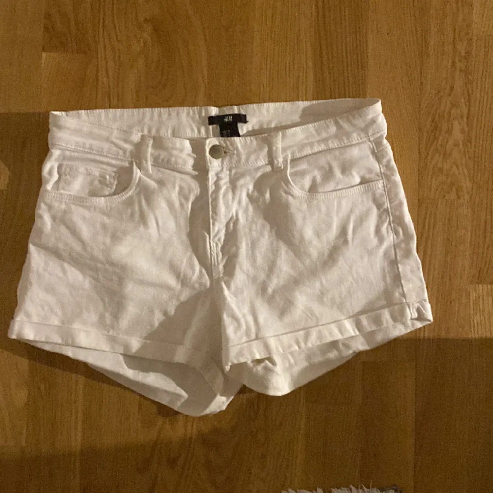Vita shorts ifrån HM som inte används då jag alltid har kjol eller klänning på sommaren. Enda defekten är att silver färgen på knappen har börjat försvinna se bild 3. Shorts.