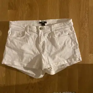Vita shorts ifrån HM som inte används då jag alltid har kjol eller klänning på sommaren. Enda defekten är att silver färgen på knappen har börjat försvinna se bild 3
