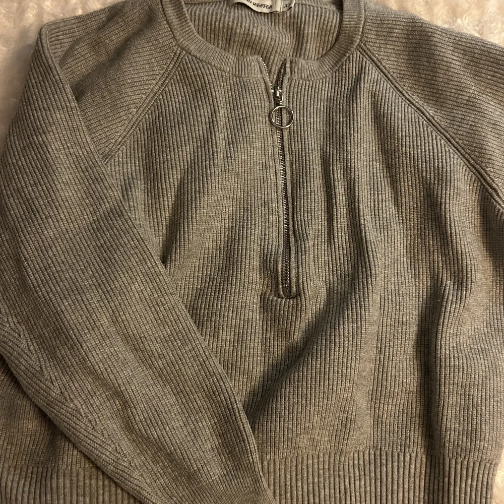Säljer denna gråa half zip tröjan från Carin Wester, fint skick🤍. Stickat.
