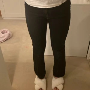Säljer jätte fina byxor - Säljer dessa byxor pga att dem är för små. Byxorna är storlek 152⭐️Byxorna är bootcut.