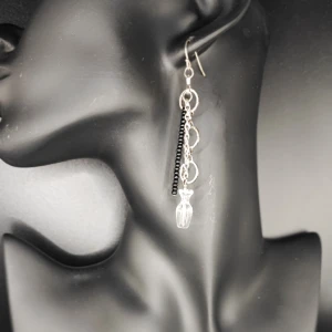 Handgjorda örhängen  - Min mamma tillverkar och designar egna smycken. Ca 6.5 cm långa.