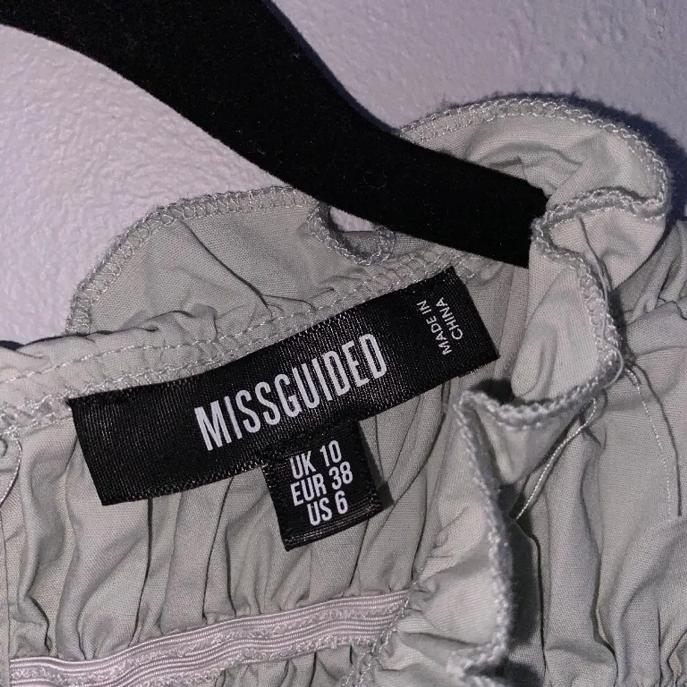 säljer denna ”räfflade” topp från missguided💚 färgen är typ en ljus mintgrön💚 använd fåtal gånger så den är i bra skick💚 . Toppar.