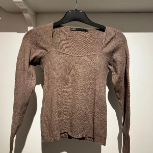 Långärmad brun tröja - Elegant långärmad tröja i en fin brun färg. 