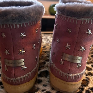 Underbart varma och sköna rosa laidbacklondon-mockasiner  - Rosa mockasiner med silverhjärtan från laidbacklondon i storlek 39 men något små i storleken. Skönare skor existerar inte! Ursprungligt pris 2500. Nyskick.