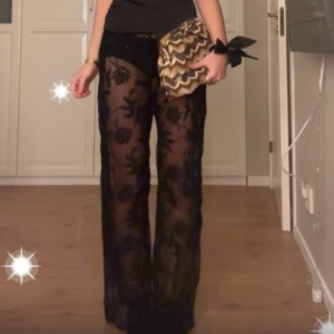 Glittriga spets byxor  - Super fina glittriga spets byxor från pull n bear, använda en gång på nyår, dom är i storlek L men insydda så passar bra på någon som är 170 cm lång med s/m, insyningen är inte speciellt bra gjord men inget man tänker på alls, därvar det låga priset! 
