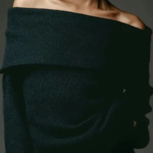 Hm stickad offshoulder tröja - Säljer min mörkgröna stickade offshoulder tröja ifrån hm. Använt endast 1 gång. Den är i storlek Xs, kontakta ifall du har frågor. Köparen står för frakten.